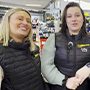 Alyssia et Aurore de Maxxess Vannes testent l'intercom Cardo Freecom 2x Duo-thumbnail