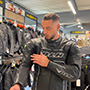 Tom, vendeur chez MAXXESS Le Havre présente la Combinaison BE GP de BLH-thumbnail