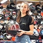 Laurie, vendeuse chez Maxxess Annecy teste le Casque Intégral SHARK SPARTAN RS CARBON SKIN.-thumbnail