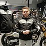 Julien, vendeur chez Maxxess Anglet teste le BLOUSON TEXTILE BE STREET SOFTSHELL.-thumbnail