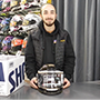 Augustin, vendeur chez Maxxess Clermont-Ferrand présente le casque Shoei Glamster 06-thumbnail