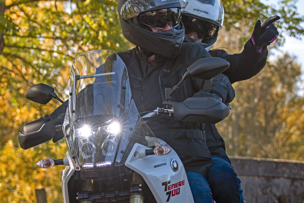 Comment rouler à moto avec un look Trail / Adventure et pour pas cher, avec notre gamme « Voyager » BLH / MAXXE ?