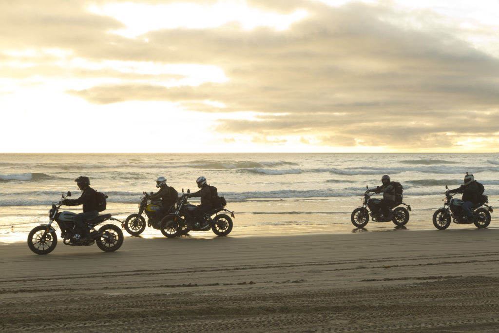 Groupe de motards connectés par intercom