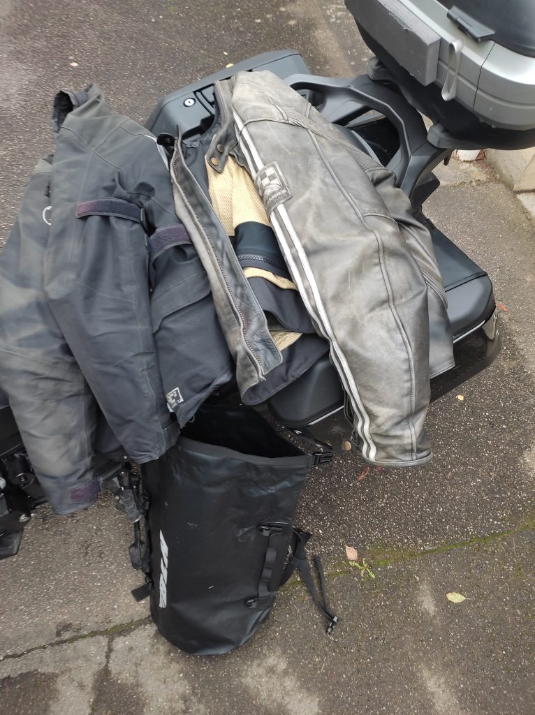 Rouler à moto avec un sac à dos 