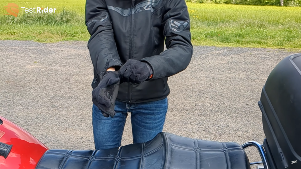 deborah enfile les gants racer roca 3 f