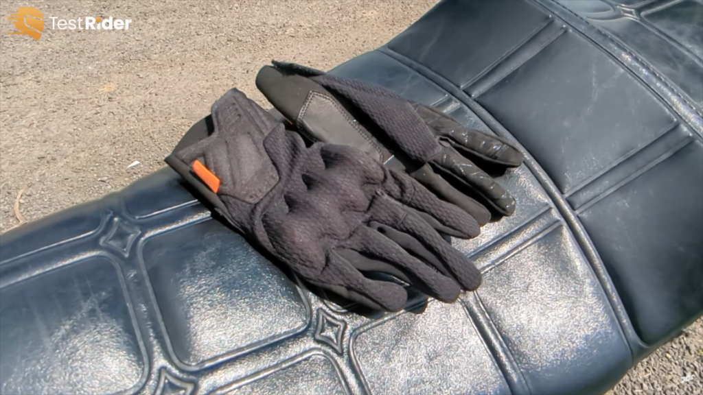 présentation des gants racer roca 3 f recto et verso sur une selle