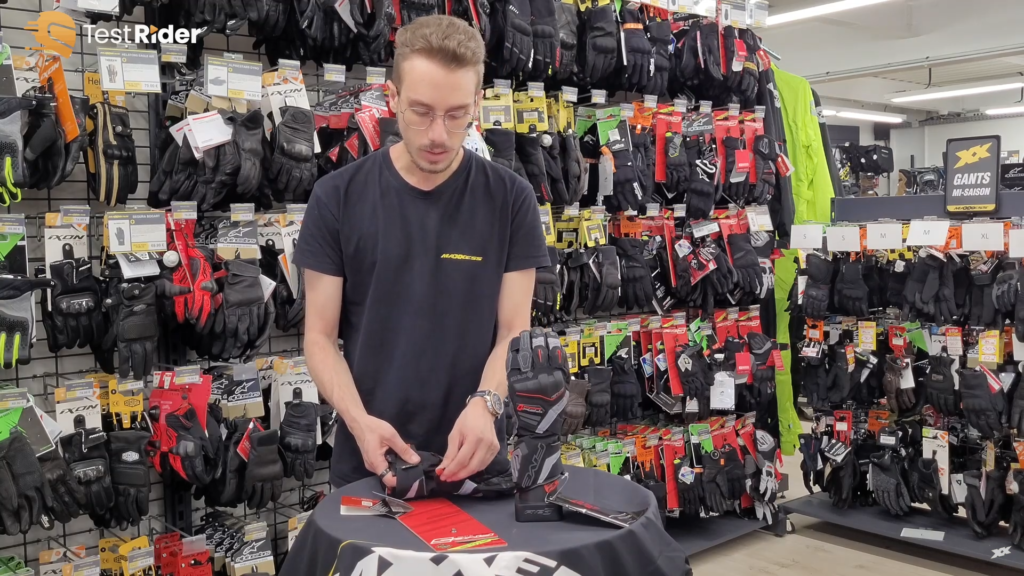 demonstration des velcro de serrage pour le gants five tfx1 gtx