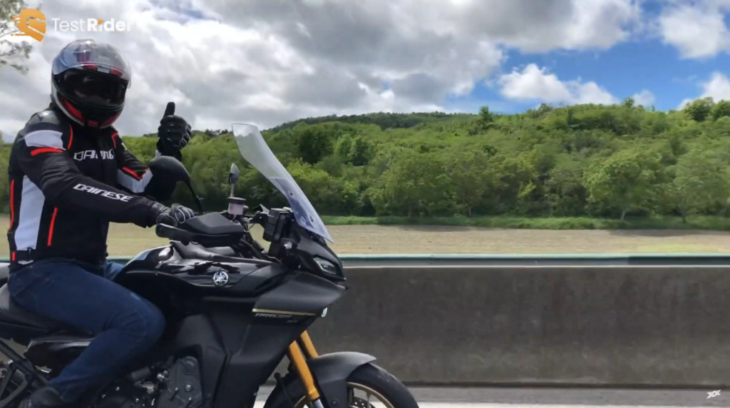 le casque Shoei neotec 3 porté en position intégral sur autoroute