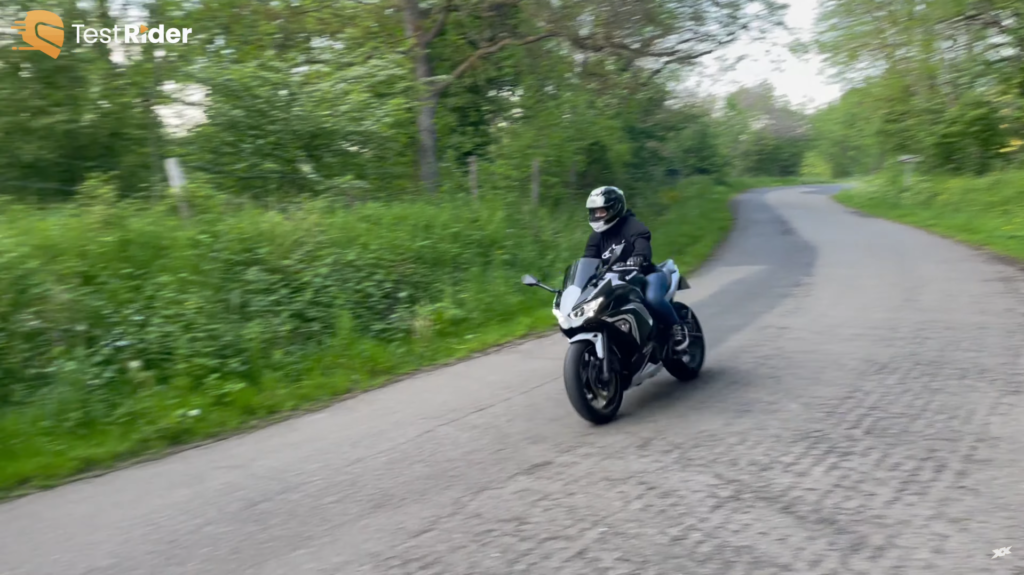 apercu du casque gt air 3 porté sur route