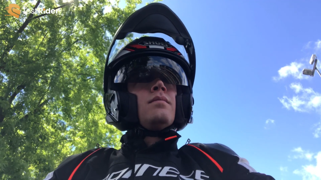 le casque Shoei neotec 3 porté en position jet