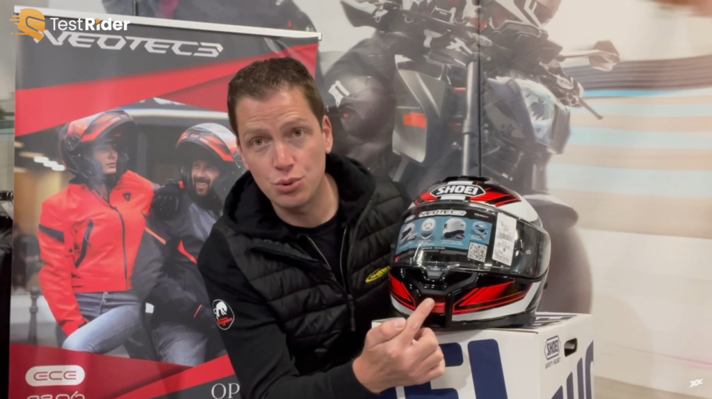 Kevin montre comment ouvrir le casque en mode jet