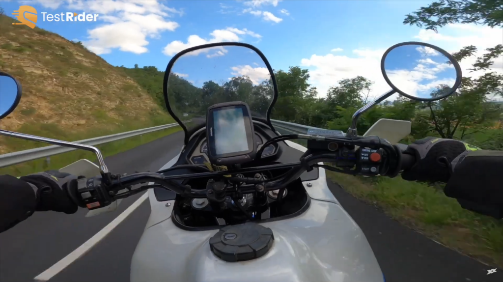 gps tomtom rider 550 en position verticale sur une moto