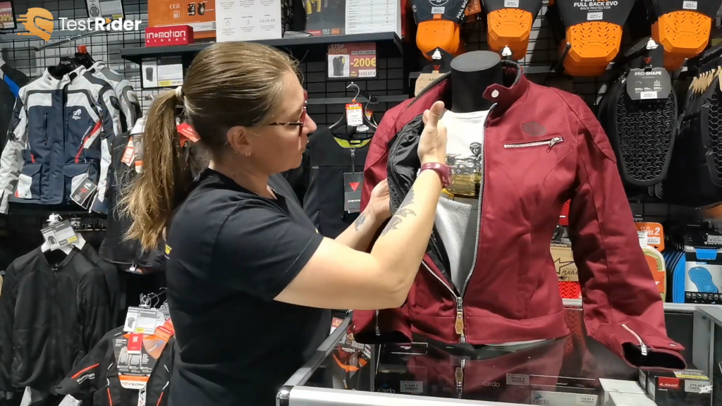 Sylvia nous montre la doublure thermique amovible présente sur le blouson segura lady tina