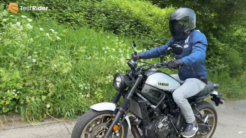 Pierre porte le blouson Segura Scorpio en exterieur sur sa moto