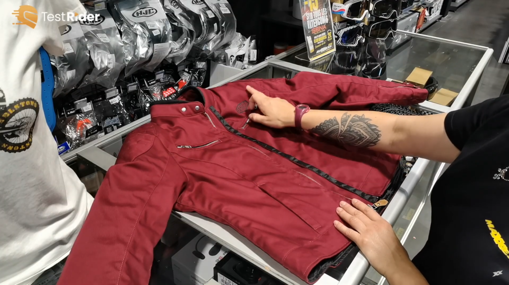 Sylvia nous montre les surpiqure présente sur le blouson segura lady tina