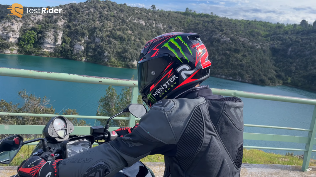 apercu du casque RPHA 12 devant une étendu d'eau
