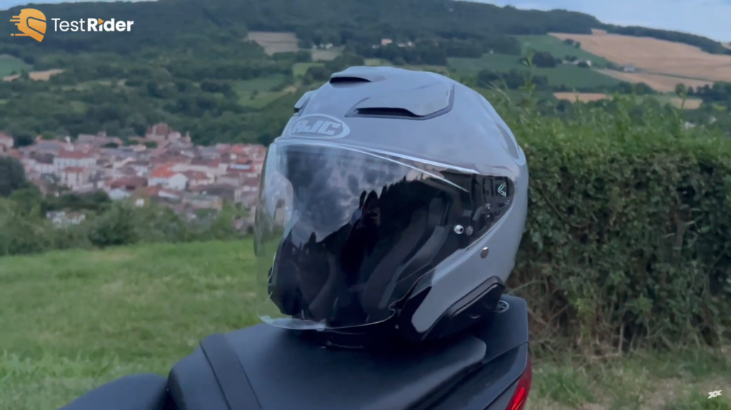 le Casque jet HJC F31 est posé sur une selle de moto pour le présenter