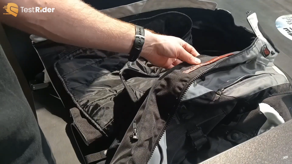 Présentation de la doublure thermique présente dans la veste
