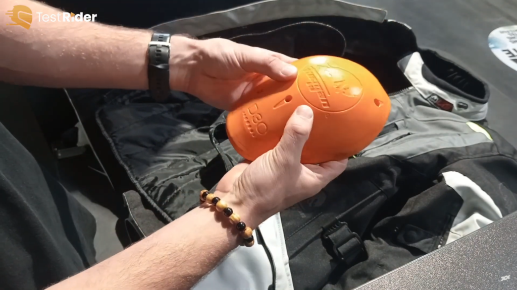 Présentation des protections en d3o présentent dans la veste