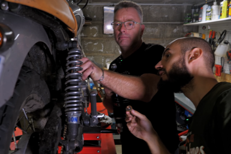 Tuto Moto : Installer des Amortisseurs YSS (Adieu les pompes à vélo !) 🛠️