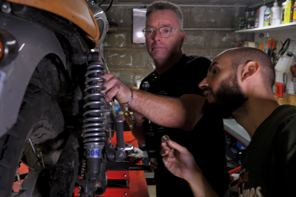 changer amortisseur arriere triumph thruxton