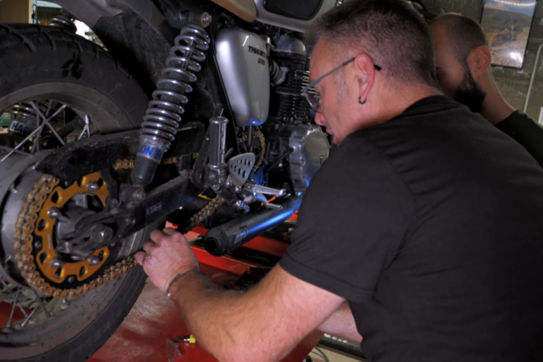 Tuto Mécanique : Changer son Kit Chaîne Moto comme un Pro 🔧