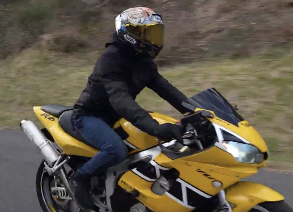 Roulage sur la moto avec la veste REVIT TRAFFIC 2 H2O